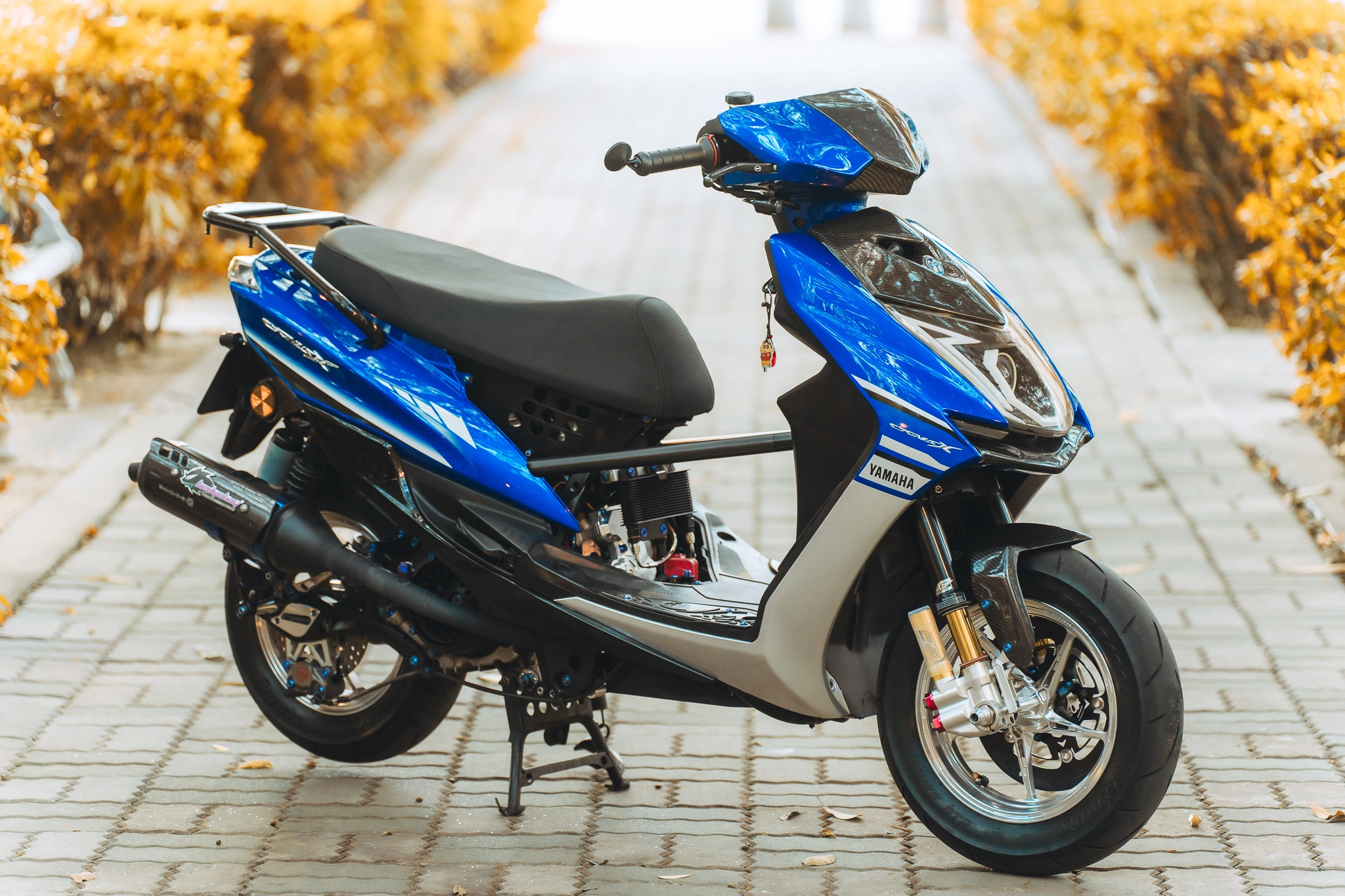 技師為 Yamaha 四代勁戰進行煞車來令片更換與卡鉗升級