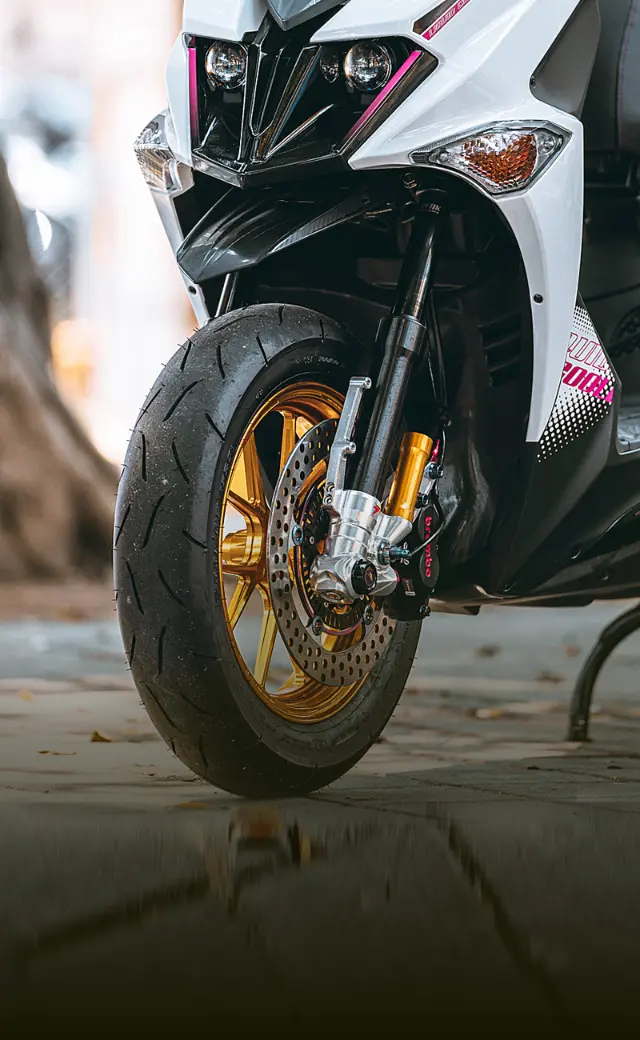 機車前輪金色鋁圈Brembo煞車卡鉗特寫